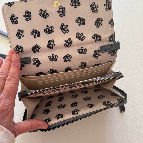 Juicy Couture Slate Blue Cross Body Wallet Purse 12 CC Slots Zips Close Embossed - Picture 4 of 9